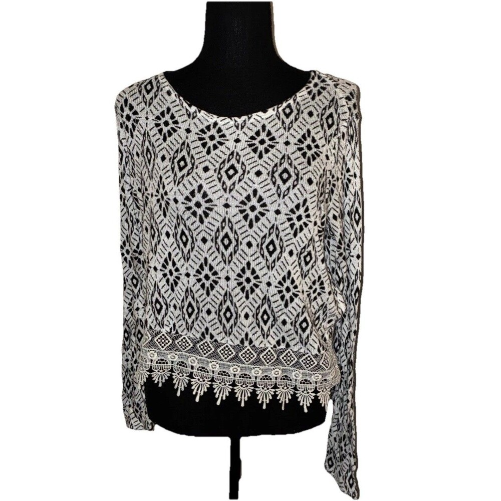 Divided H&M Long Sleeve Lace Hem Geometric Pattern Pull Over Black & White Small